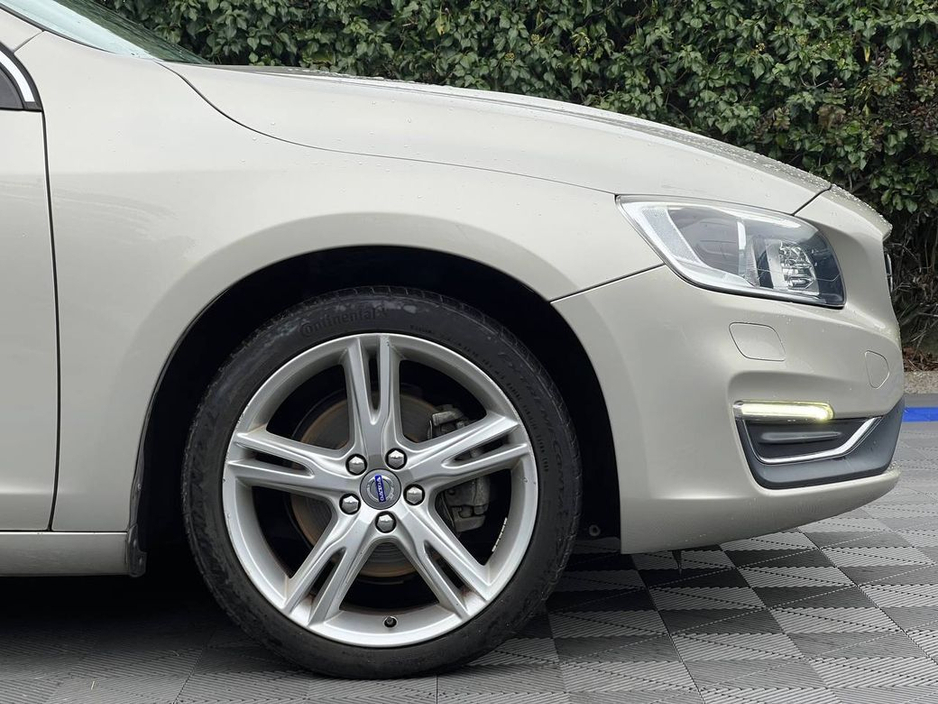 2017 Volvo V60 - image 11