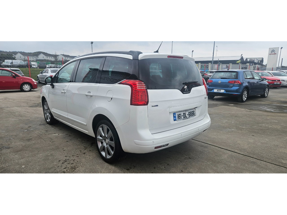 2016 Peugeot 5008 - image 10