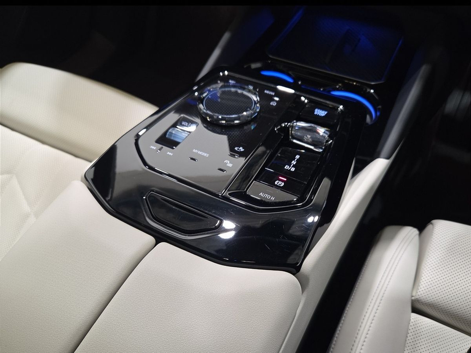 2025 BMW i5 - image 10