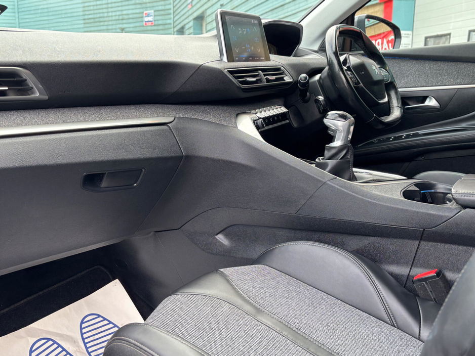 2018 Peugeot 5008 - image 12