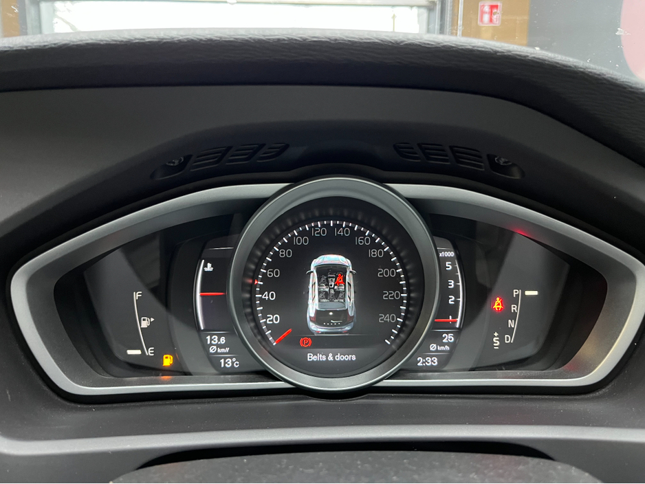 2018 Volvo V40 - image 18