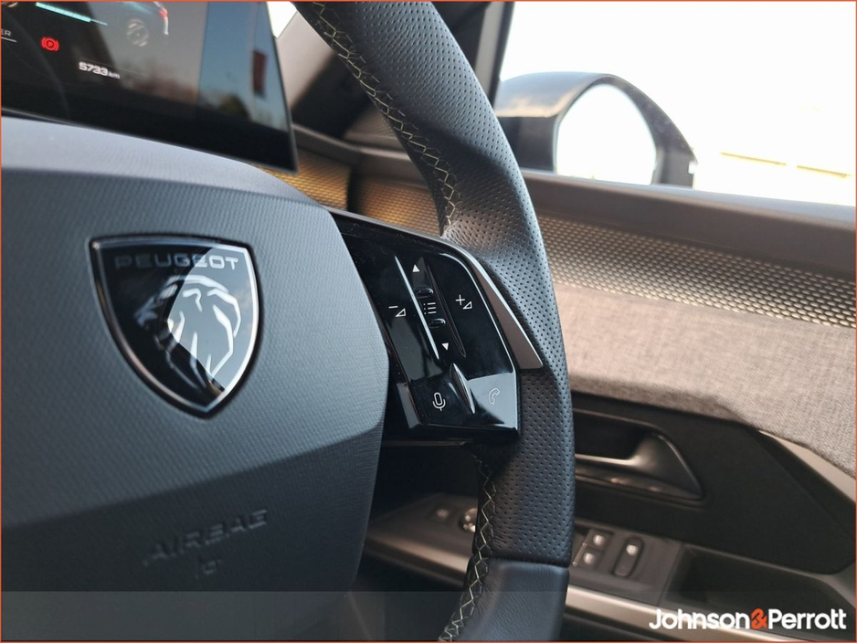 2025 Peugeot 5008 TOP SPEC ! BEV 73kwh 210hp GT ! €58,900