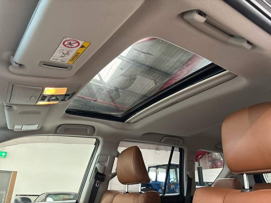 2021 Toyota Landcruiser - image 11