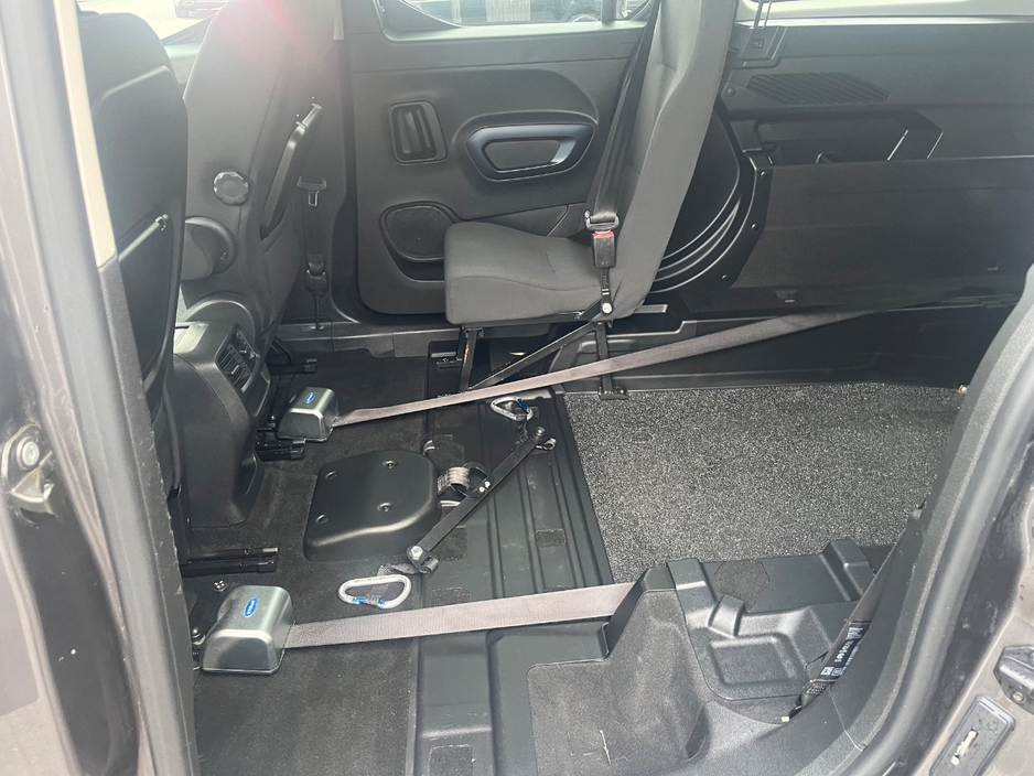 2022 Peugeot Rifter - image 19