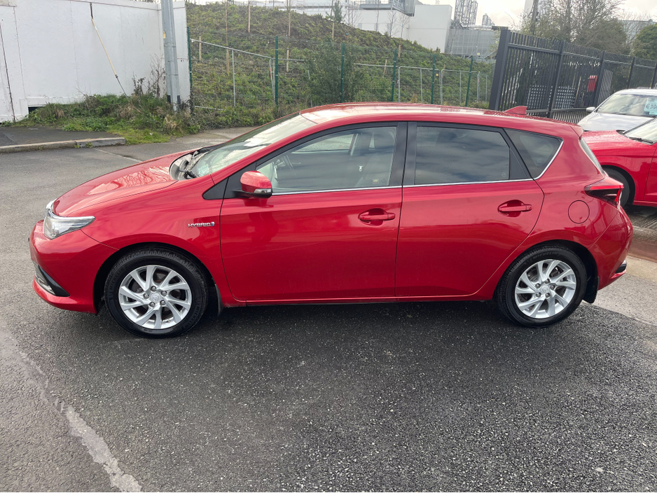 2015 Toyota Auris - image 4