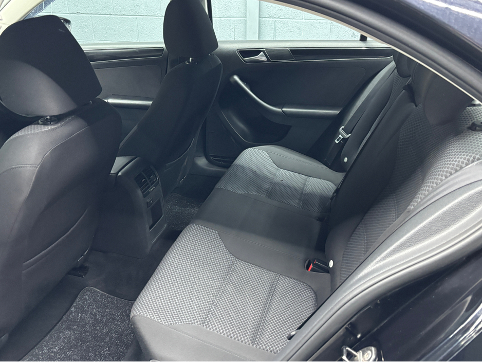 2014 Volkswagen Jetta - image 4