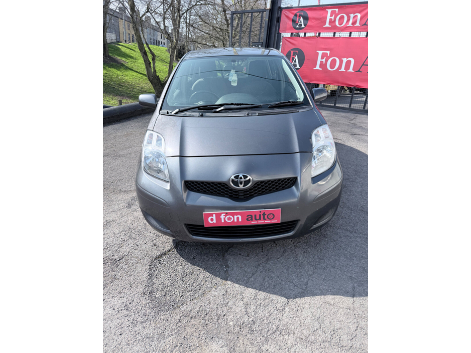 2009 Toyota Yaris - image 4