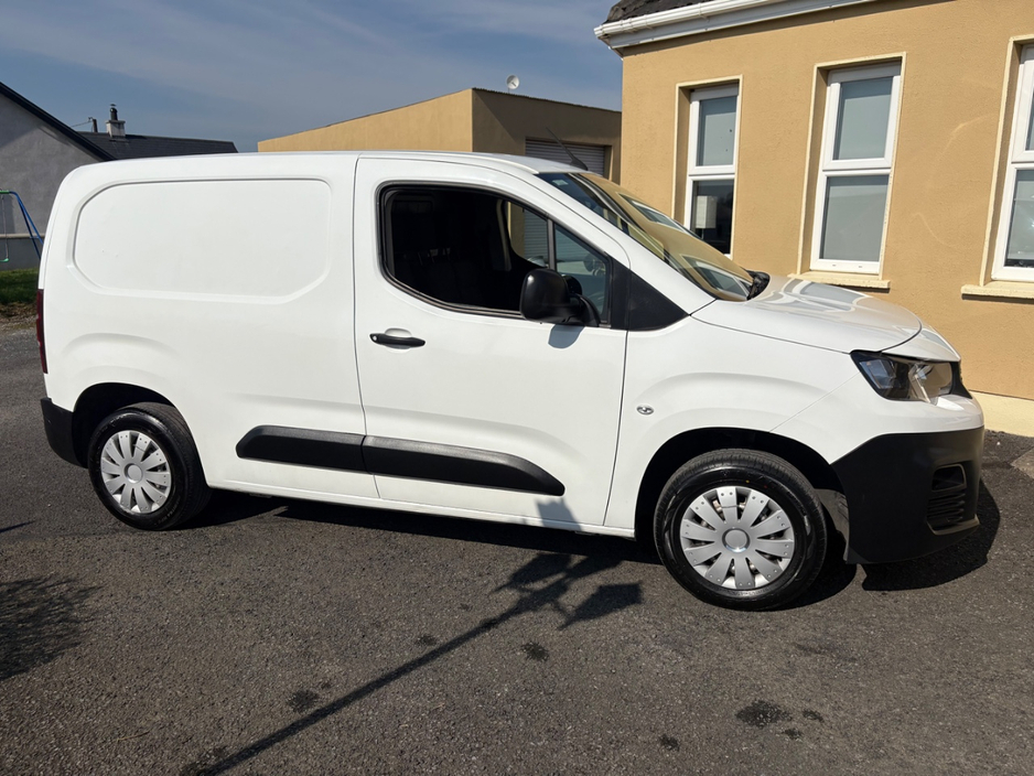 2021 Peugeot Partner - image 8