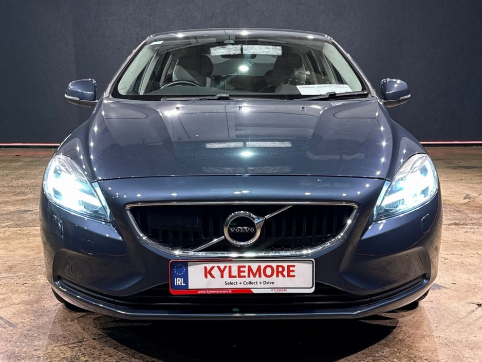 2017 Volvo V40 - image 8