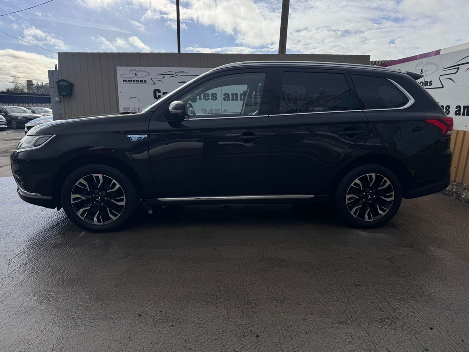 2017 Mitsubishi Outlander - image 2