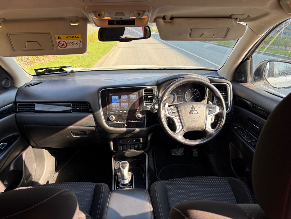 2020 Mitsubishi Outlander - image 9