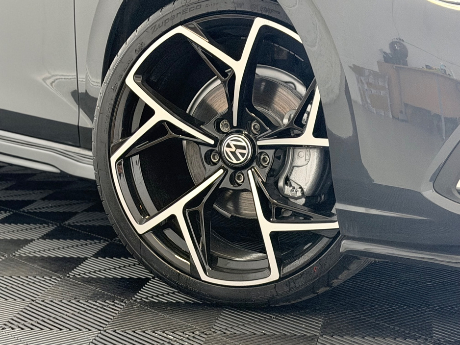 2021 Volkswagen Golf - image 3
