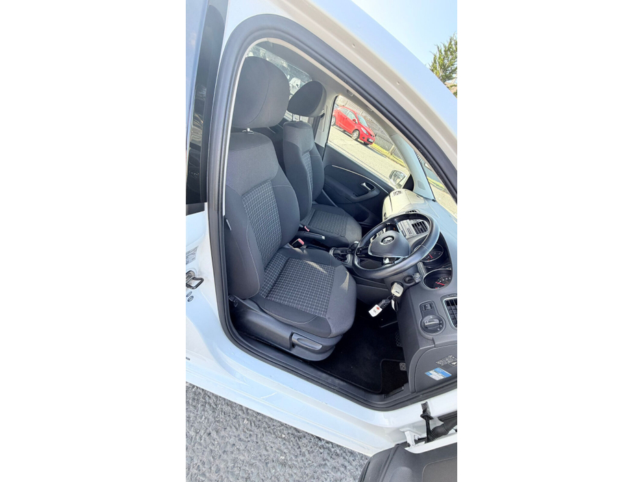 2015 Volkswagen Polo - image 11