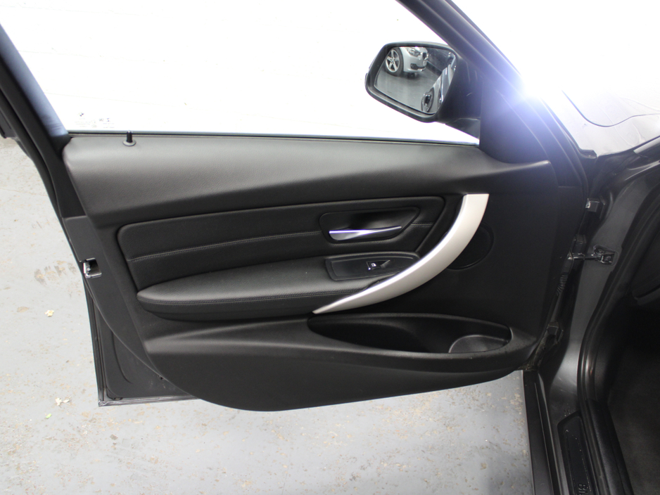 2018 BMW 3 Series - image 29