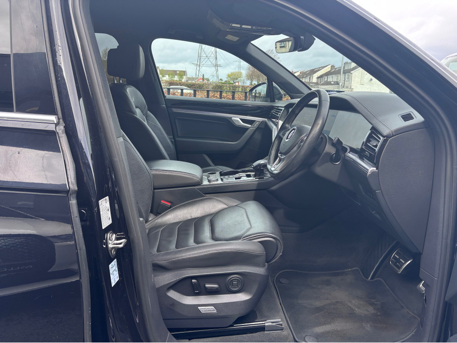 2018 Volkswagen Touareg - image 7