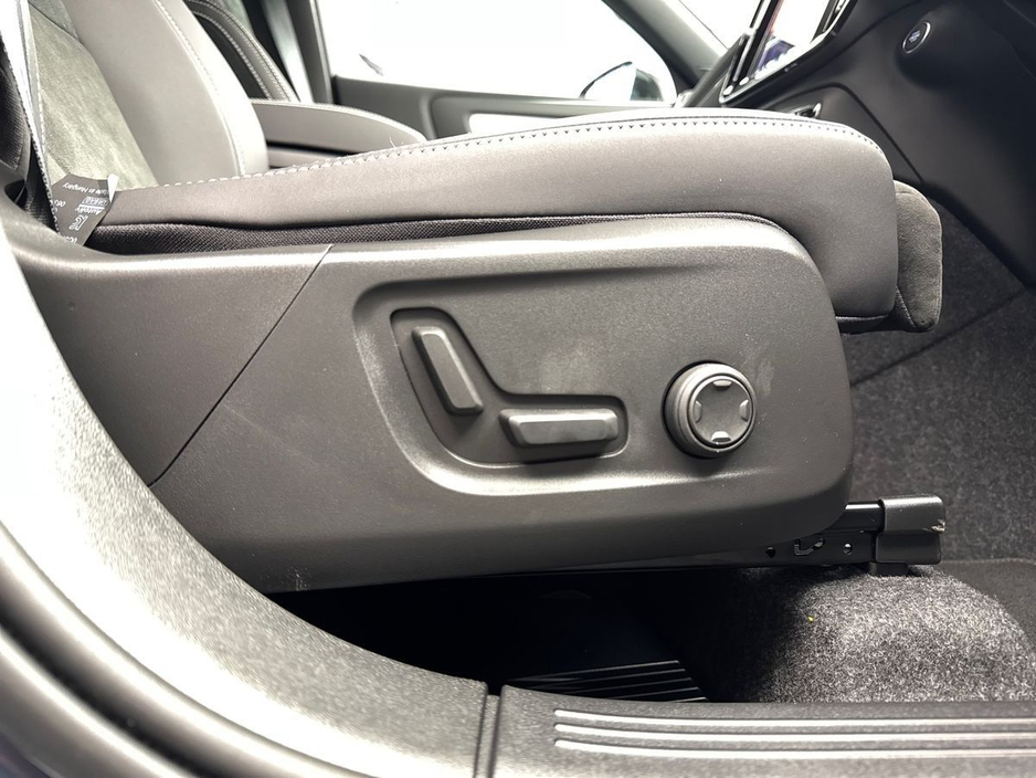 2026 Volvo XC40 - image 22