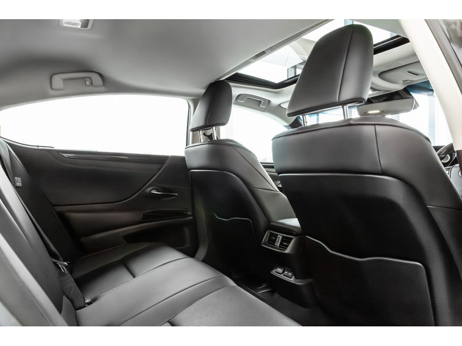 2023 Lexus ES 300 H - image 22
