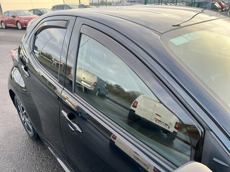 2024 Toyota Yaris YARIS 1.5 LUNA SPORT €25,950