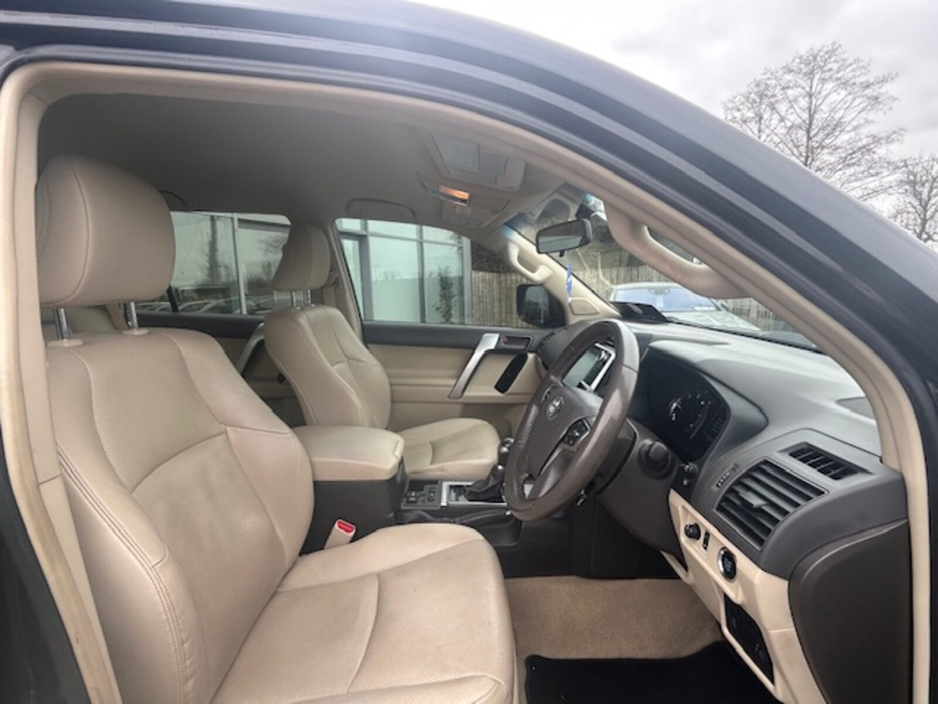 2018 Toyota Landcruiser - image 17