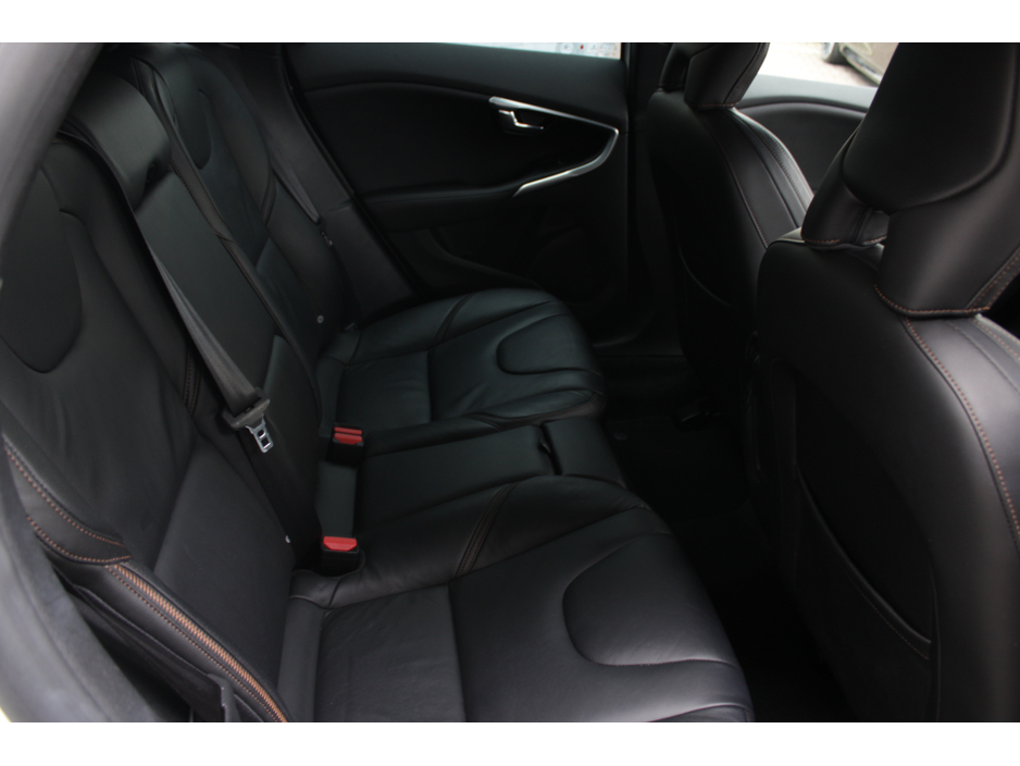 2016 Volvo V40 Cross Country - image 16