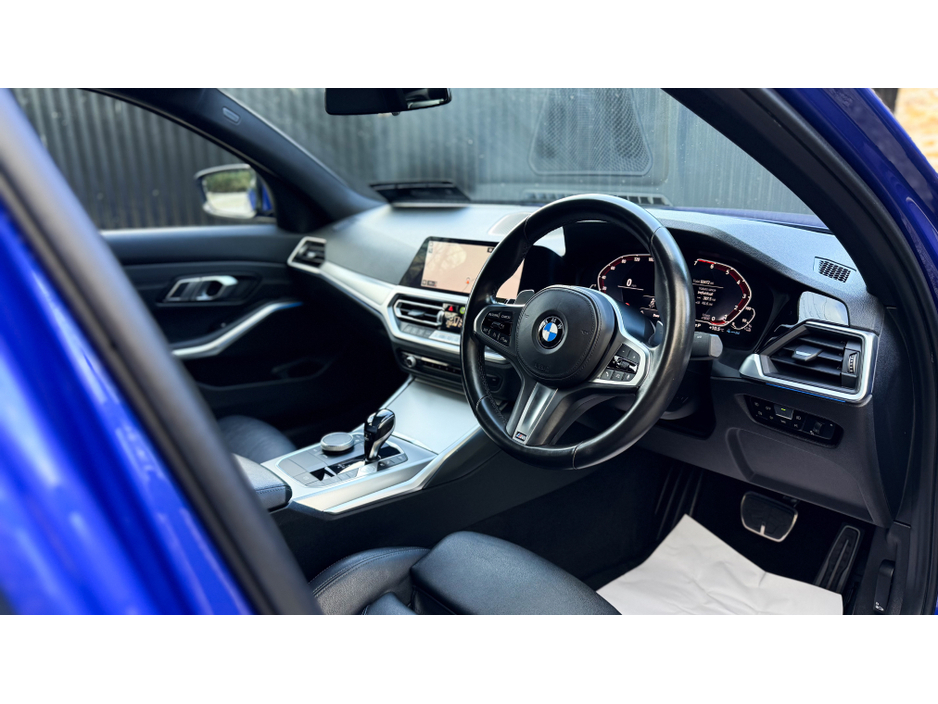 2020 BMW 3 Series - image 3