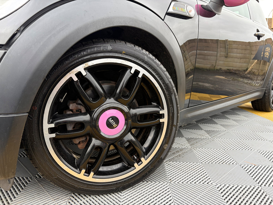 2013 MINI Hatch - image 2