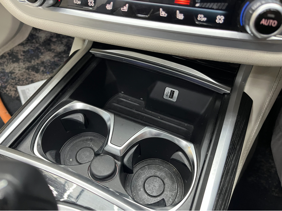 2016 BMW 7 Series - image 29