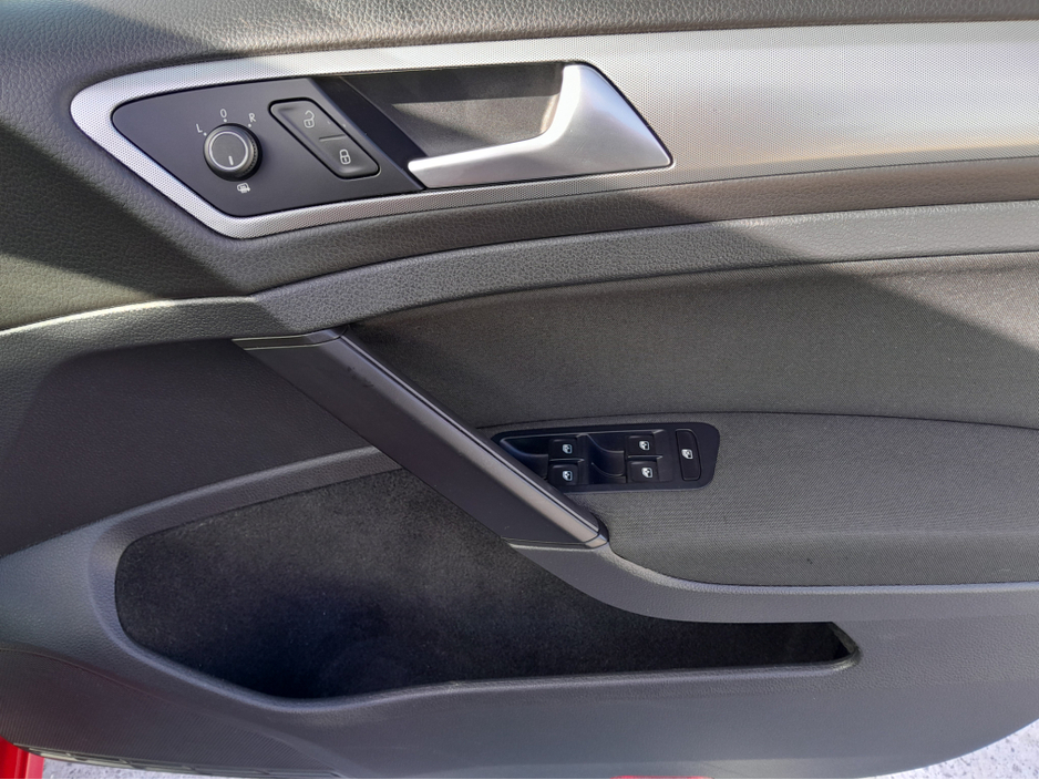 2018 Volkswagen Golf - image 24