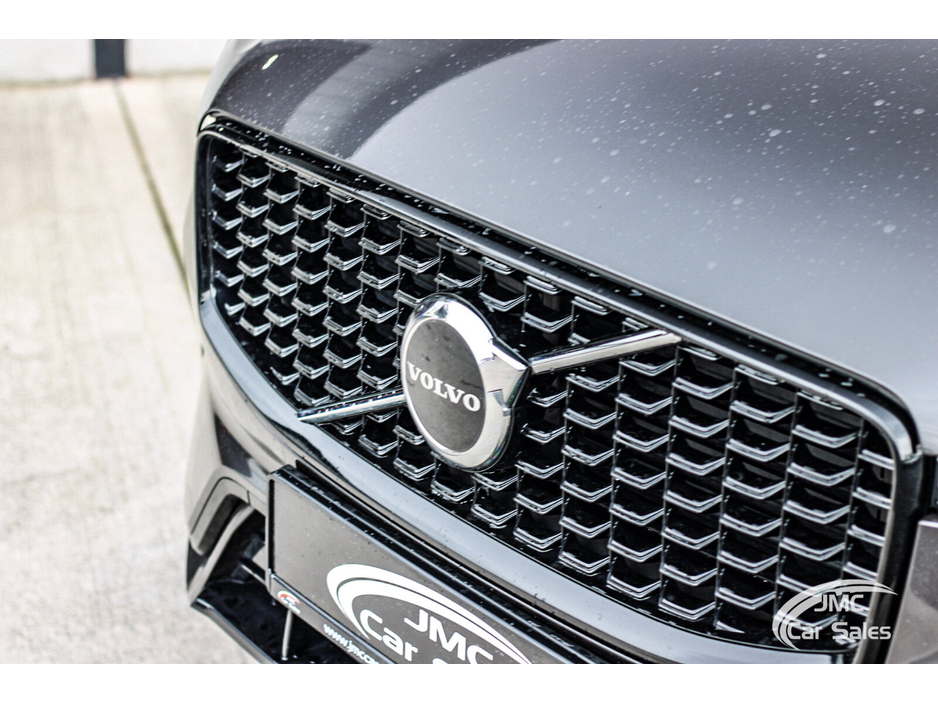 2022 Volvo XC60 - image 3