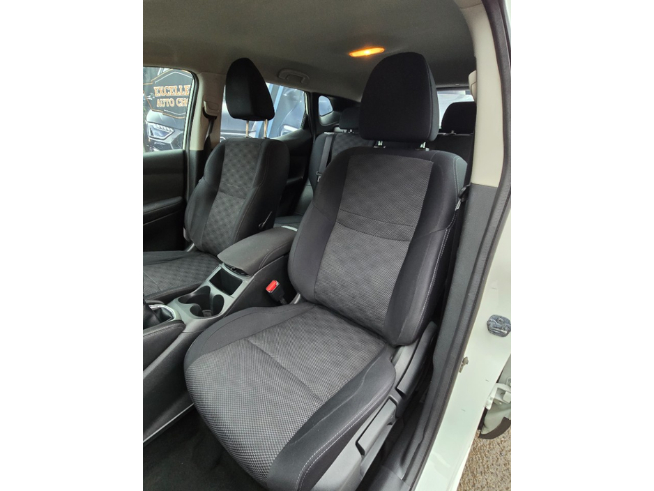 2016 Nissan Qashqai - image 8