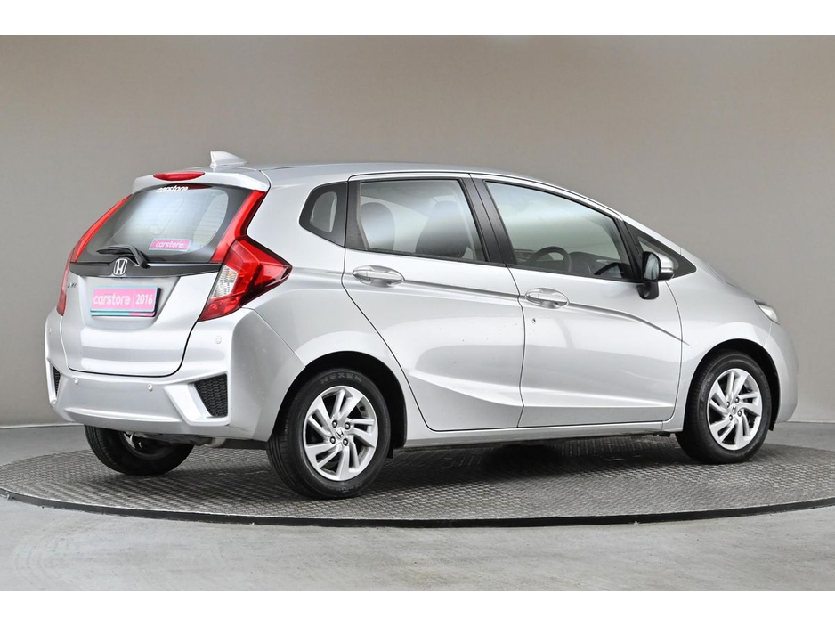 2016 Honda Jazz - image 10