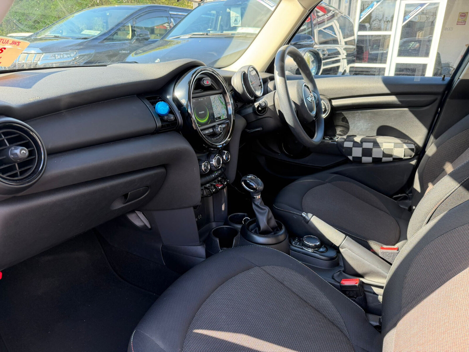 2017 MINI Hatch - image 12