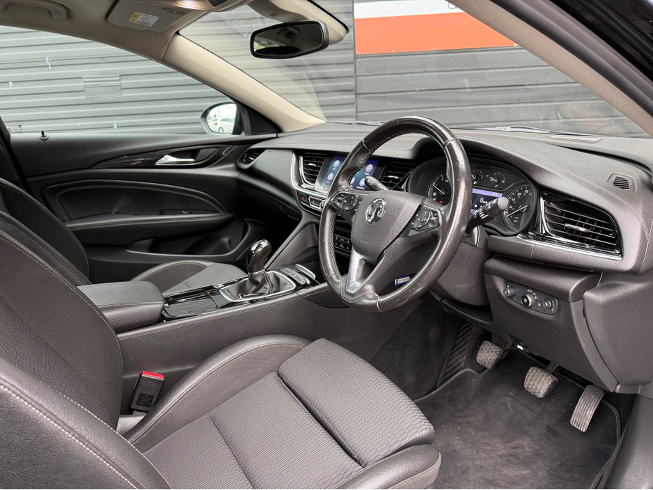 2018 Opel Insignia - image 9