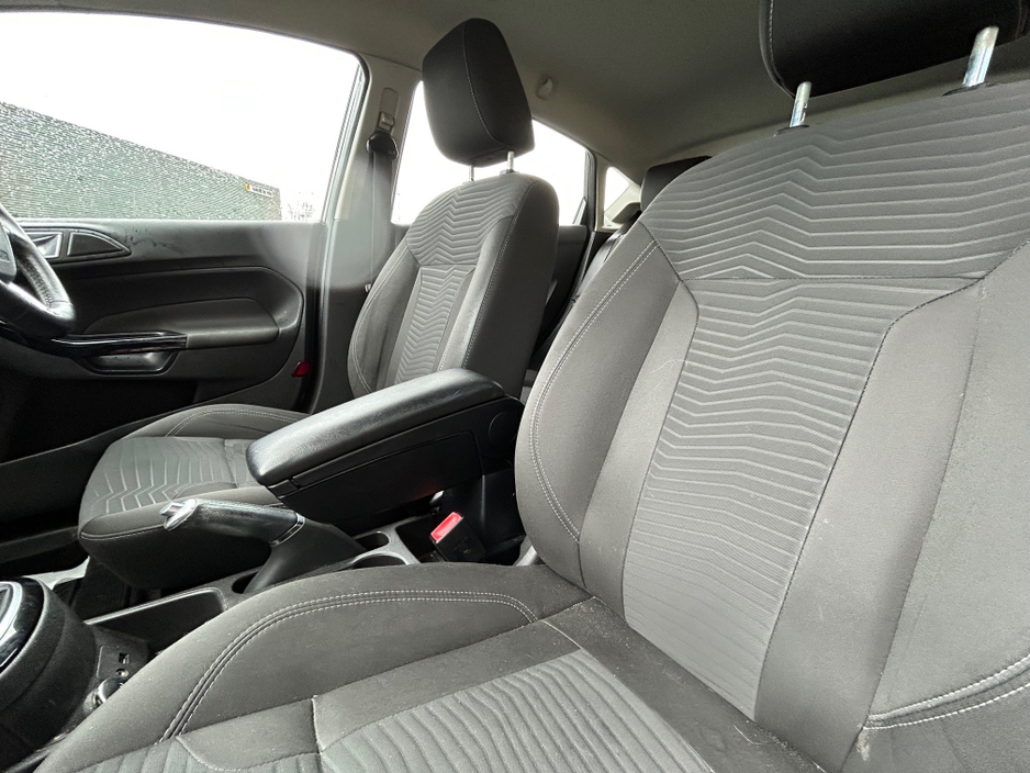 2016 Ford Fiesta - image 10
