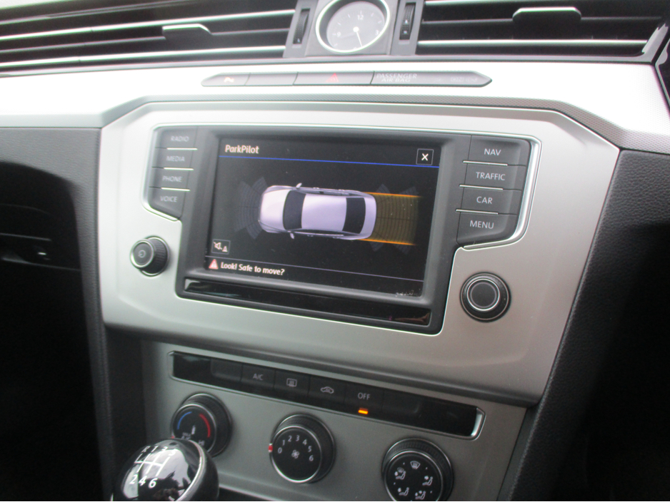 2016 Volkswagen Passat - image 3