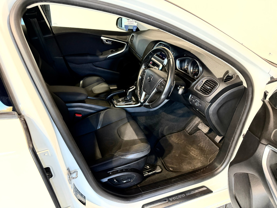 2018 Volvo V40 - image 8