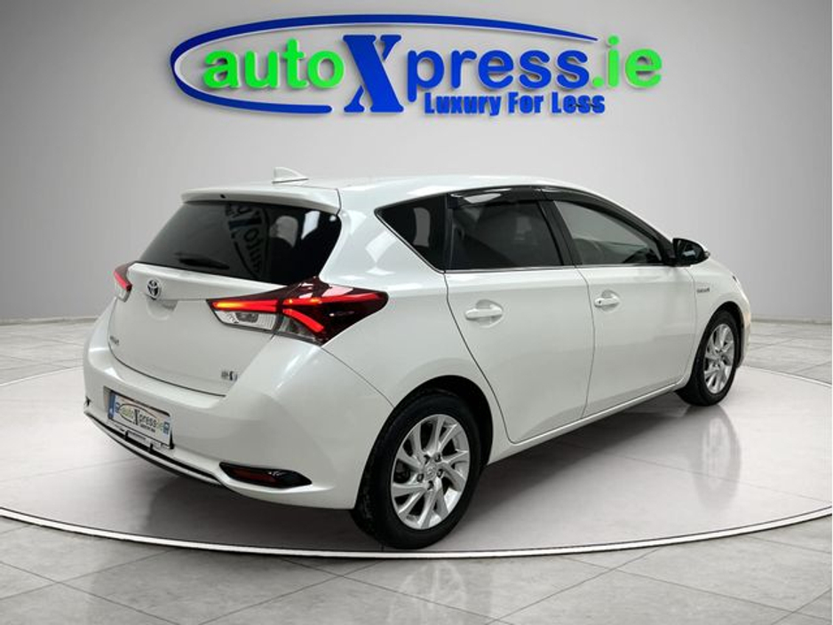 2016 Toyota Auris 1.8 Automatic, Hybrid, Reversing camera €12,895