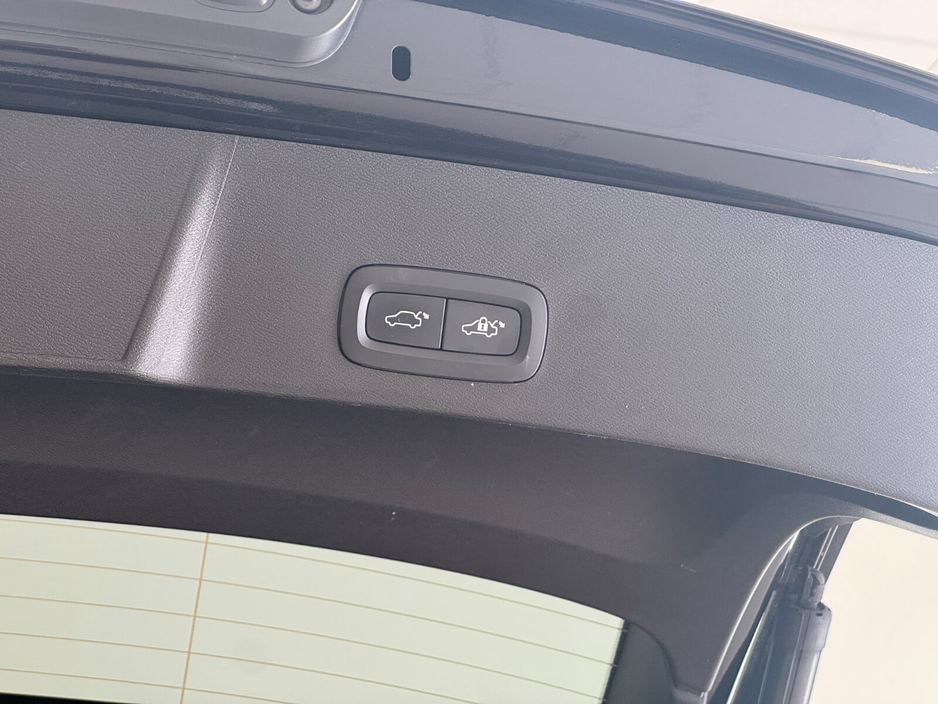 2023 Volvo XC40 - image 23