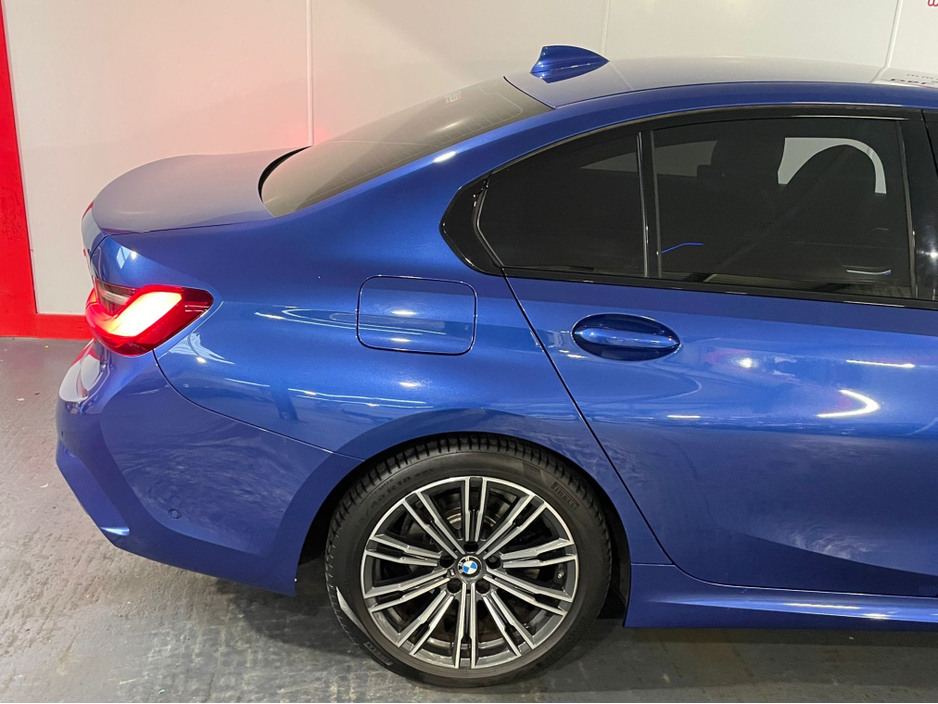 2021 BMW 3 Series - image 9