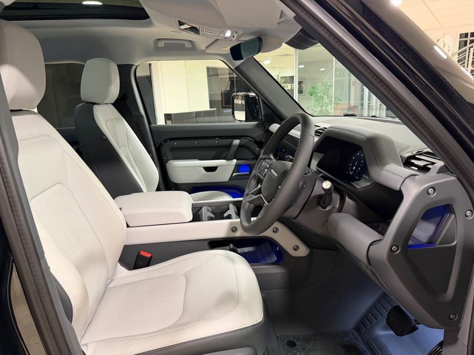 2025 Land Rover Defender X-DYNAMIC SE=HUGE SPEC//LIGHT INTERIOR//AS NEW=2 YEAR WARRANTY=TAILORED FINANCE PACKAGES AVAILABLE=TRADE IN'S WELCOME €104,995