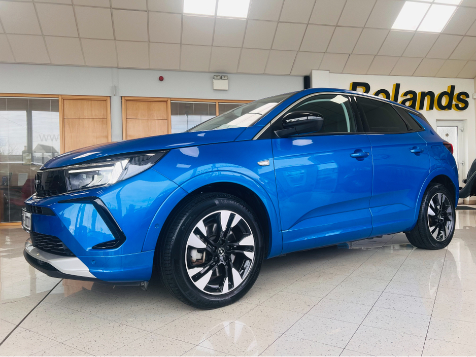 2024 Opel Grandland Huge Spec HYBRID As New Elegance Plus Heated Seats Heated Steering Wheel Fully Colour Coaded www.bolands.ie Est.1955 €32,950