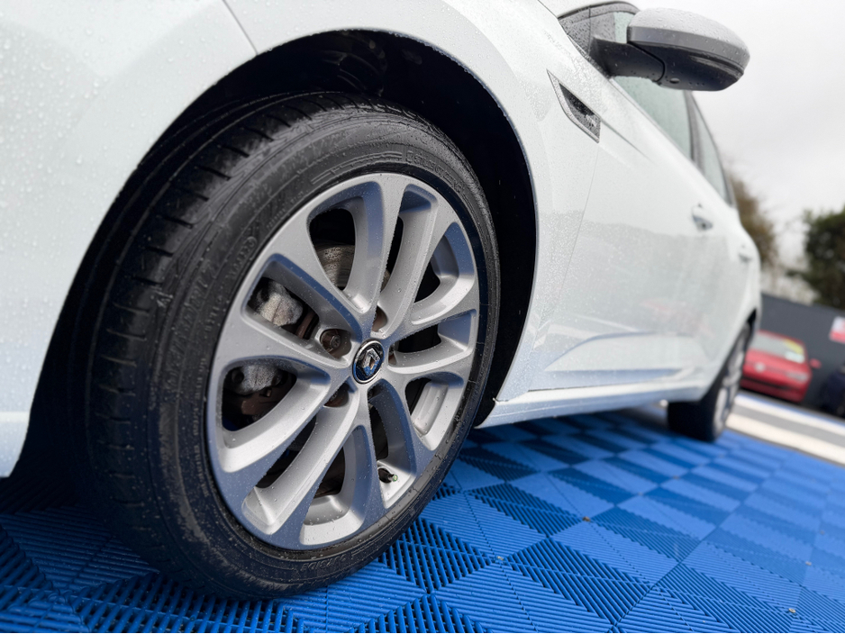 2018 Renault Megane - image 10