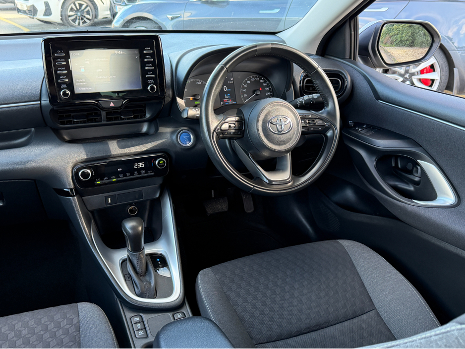 2023 Toyota Yaris - image 25