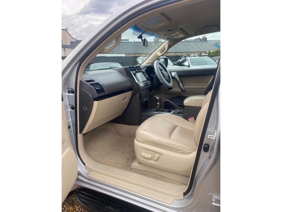 2020 Toyota Landcruiser - image 34