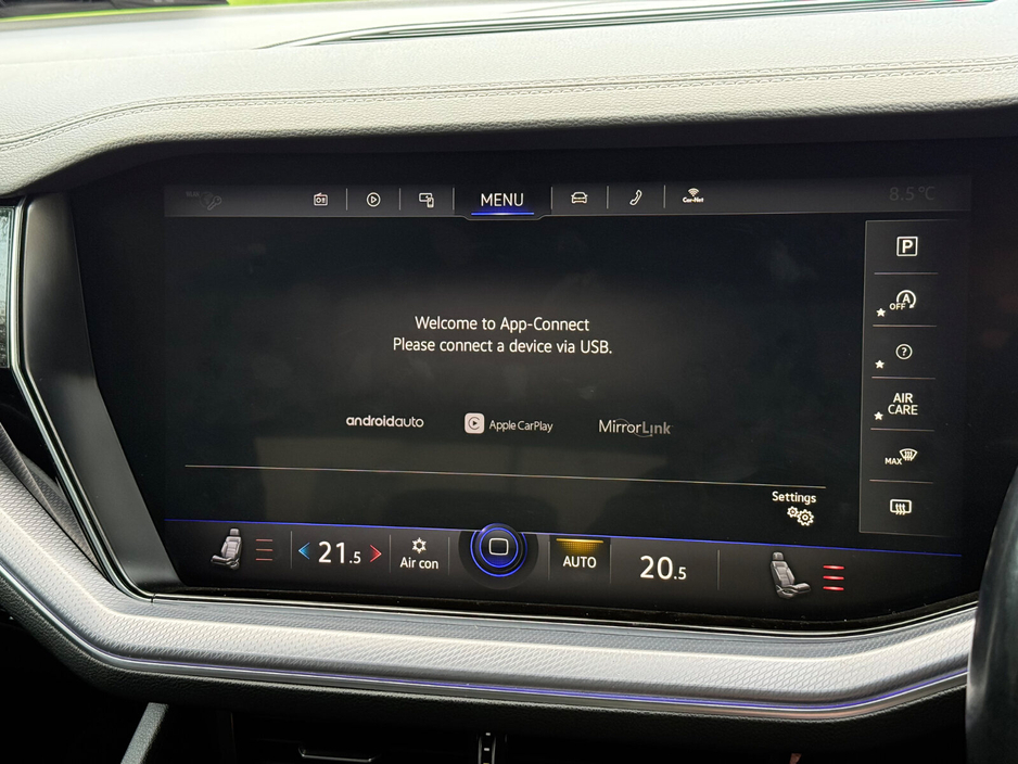 2019 Volkswagen Touareg - image 15