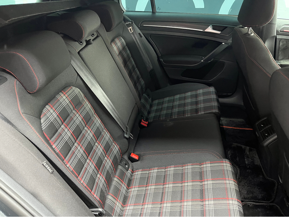 2018 Volkswagen Golf - image 12