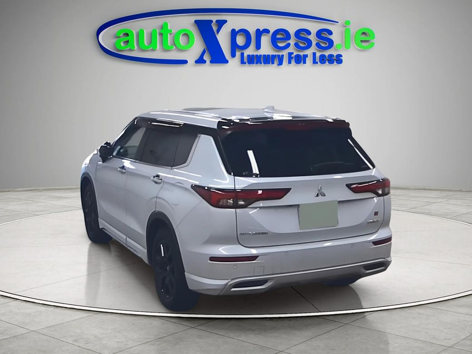 2022 Mitsubishi Outlander - image 9