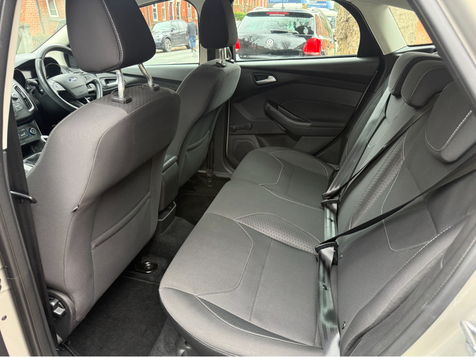 2016 Ford Focus - image 10