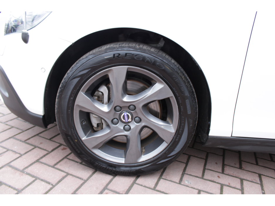 2016 Volvo V40 Cross Country - image 22