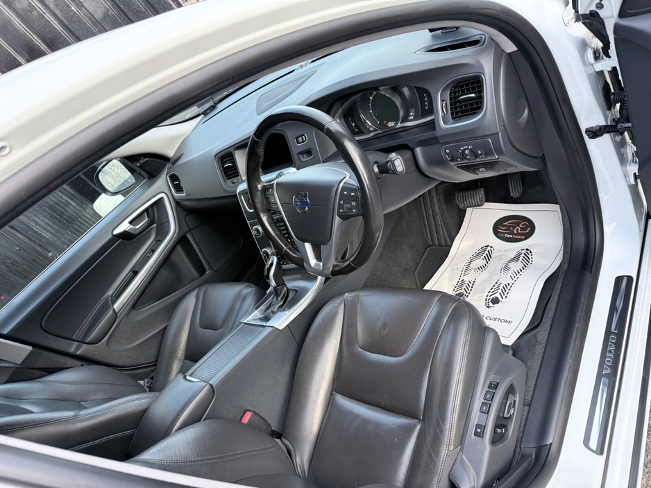 2016 Volvo V60 - image 15